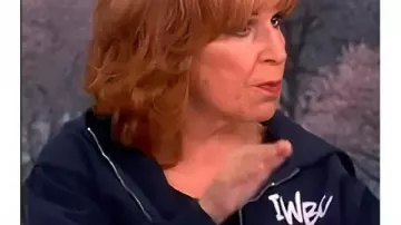 Sudadera con capucha Joy Behar Just Get Up de Joy Behar, como se ve en The View 2026
