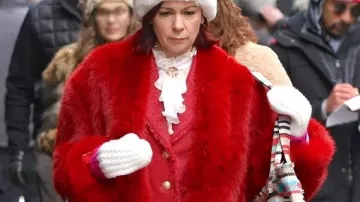 Abrigo de piel rojo de Carrie Preston en NYC 2026 en Lo que Kim Cattrall realmente piensa sobre Sarah Jessica Parker