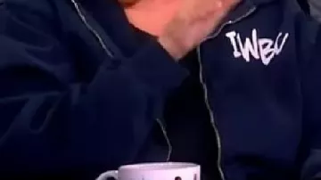 La sudadera que usó Joy Behar en "Escuchar 'The View' La multitud se queda boquiabierta cuando Joy Behar revela accidentalmente lo loca que está