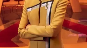 Veste jaune portée par Jett Reno dans Star Trek : Starfleet Academy (extrait « Vieille et ennuyeuse ») - Tig Notaro