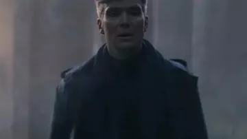 Peaky Blinders : L'Homme immortel. Manteau long porté par Thomas « Tommy » Shelby (Cillian Murphy) dans Peaky Blinders : L'Homme immortel.