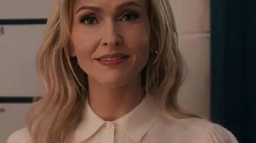 Haut blanc porté par Courteney Potter (Jenn Lyon) dans le film Stumble