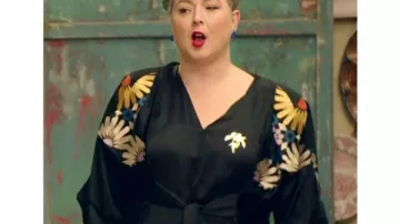 The Great Pottery Throwdown S09 Robe noire à fleurs portée par Siobhán McSweeney dans The Great Pottery Throw Down