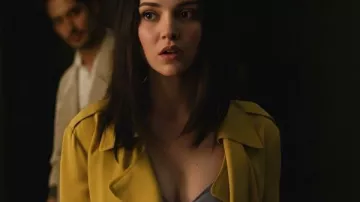 56 Days S01 Ciara Wyse Blazer court jaune porté par Ciara Wyse (Dove Cameron) 56 Days (S01E00)