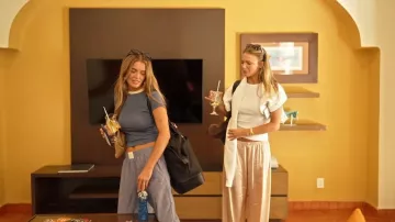 Pantalon à fines rayures bleues Lioness porté par Salley Carson dans l'épisode « Southern Charm » (S11E12)