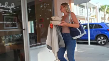 Sac fourre-tout en toile bleu marine à bordure florale Rifle Paper Co porté par Molly O'Connell dans l'épisode « Southern Charm » (S11E12).