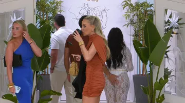 Robe moulante Pretty Little Thing orange brûlé à drapé froncé portée par Vicky Pattison dans Geordie Shore (S26E06)