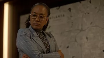Chemisier à col roulé et manches longues Dries Van Noten Hoyser porté par Amanda Wagner (Sonja Sohn) dans l'épisode « Will Trent » (S04E07).
