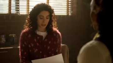 Gilet court en cachemire brossé J Crew porté par Angie Polaski (Erika Christensen) dans l'épisode Will Trent (S04E07).