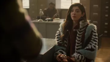 Manteau de fourrure à panneaux Akira Have It All porté par Angie Polaski (Erika Christensen) comme on le voit dans Will Trent (S04E07)