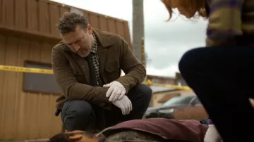 Veste-chemise en cuir véritable d'inspiration militaire de la marque Lucky Brand portée par Michael Ormewood (Jake McLaughlin) dans l'épisode Will Trent (S04E07).