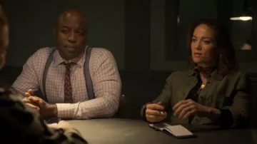 Chemise Rachel Comey Mensy vert poivre portée par Angie Polaski (Erika Christensen) dans l'épisode Will Trent (S04E07)