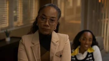 Pull en coton mélangé à losanges Hugh d'ALC porté par Amanda Wagner (Sonja Sohn) dans l'épisode « Will Trent » (S04E07).