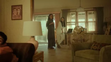 Birkenstock Boston Soft Footbed Suede Leather usado por Rebecca (Jeanine Mason) como se ve en Cross (T02E04)