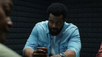 Chemise en jean Abraham pour homme de Paige portée par Bobby Trey (Johnny Gill) dans l'épisode Cross (S02E04).