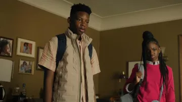 Doudoune sans manches Columbia Delta Ridge pour homme portée par Damon Cross (Caleb Elijah) dans l'épisode Cross (S02E04).