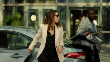 Chemise cintrée Theory en georgette de soie portée par Kayla Craig (Alona Tal) dans l'épisode Cross (S02E04).