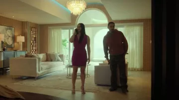 Sandales à brides Stuart Weitzman Tully 100 pour femmes, portées par Rebecca (Jeanine Mason) dans l'épisode Cross (S02E04).