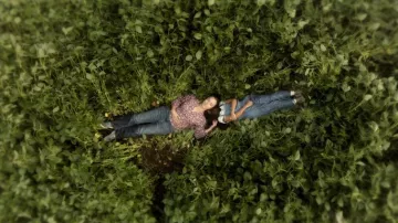 Chemisier fleuri Old Navy à col en V et manches longues, neuf avec étiquette, porté par Oracene Massey (Sharon Taylor) dans l'épisode Cross (S02E04).