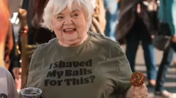 Me afeité las pelotas para esta camiseta que usó la mamá de Hubie (June Squibb) en Hubie Halloween