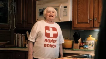 Camiseta de Boner Doner usada por la mamá de Hubie (June Squibb) en el Halloween de Hubie