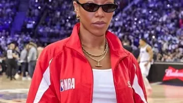 Maillot rouge de Naomi Ackie pour le match NBA de Londres 2026