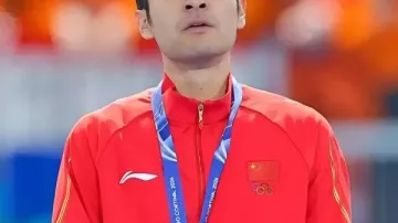 Ning Zhongyan Milano Cortina 2026 Veste rouge des Jeux olympiques d'hiver