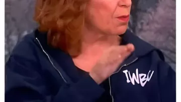 Sweat à capuche zippé « Just Get Up » porté par Joy Behar, co-animatrice de l'émission The View.