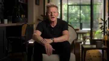 Polo à manches courtes en laine mérinos Reiss Manor porté par Gordon Ramsay dans l'épisode « Being Gordon Ramsay » (S01E01).