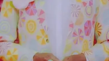 Blazer à imprimé pastel porté par RuPaul Charles, l'animateur de RuPaul's Drag Race.