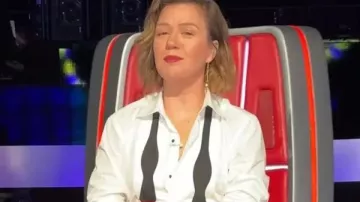La Voz S29 Batalla de Campeones Kelly Clarkson Camisa blanca de Kelly Clarkson en La Voz