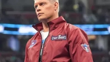 Chaqueta cortavientos RWB de Cody Rhodes SmackDown 2026 de Cody Rhodes en WWE SmackDown
