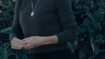 Suéter usado por Hannah Hall (Jennifer Garner) en The Last Thing He Told Me