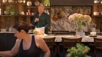 Pijama Derek Rose Basel Micro Modal Stretch Evergreen usado por Gordon Ramsay como se ve en Cómo ser Gordon Ramsay (temporada 1, episodio 1)