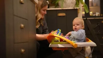 Sudadera con capucha extragrande Adanola Ada usada por Tilly Ramsay en Cómo ser Gordon Ramsay (temporada 1, episodio 1)