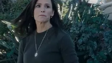 Suéter gris de Jennifer Garner usado por Hannah Hall (Jennifer Garner) como se ve en Lo último que me dijo (temporada 1)