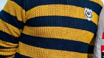 Sudadera de rayas que lleva Becket Redfellow (Glen Powell) en Cómo hacer una fortuna