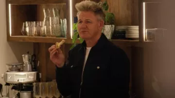 Camisa técnica con cremallera Reiss Ascend que usó Gordon Ramsay en "Cómo ser Gordon Ramsay" (temporada 1, episodio 2)