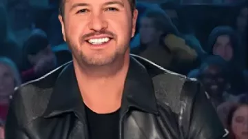 Chaqueta negra con hombreras adornadas de Luke Bryan, temporada 24 de American Idol, como se ve en American Idol