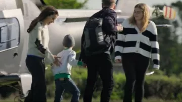 Gilet en maille côtelée épaisse blanche « Daisy » de Brave Soul, porté par Tilly Ramsay dans l'épisode « Being Gordon Ramsay » (S01E03).