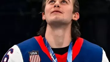 Camiseta del equipo de EE. UU. usada por Jack Hughes en Emotivo Jack Hughes reflexiona después de la derrota de EE. UU. en el juego por la medalla de oro