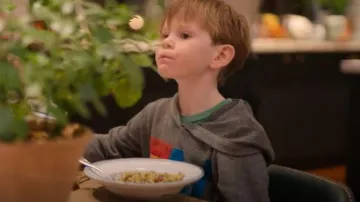 Sudadera con el logotipo de Aviator Nation que usó Oscar Ramsay en Cómo ser Gordon Ramsay (temporada 1, episodio 4)