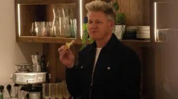 Chaqueta Reiss Medina usada por Gordon Ramsay como se ve en Cómo ser Gordon Ramsay (temporada 1, episodio 4)