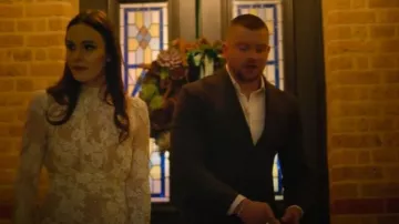 Vestido largo de encaje con diamantes de imitación blancos, autorretrato, que lució Holly Ramsay en Cómo ser Gordon Ramsay (temporada 1, episodio 4)