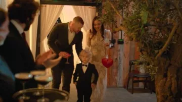 Bolso bandolera de cuero Alaia Le Coeur usado por Holly Ramsay en Cómo ser Gordon Ramsay (temporada 1, episodio 4)