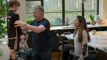 Camiseta Gymshark Arrival Slim Fit usada por Gordon Ramsay en la película "Cómo ser Gordon Ramsay" (temporada 1, episodio 5).