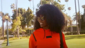 Sweat à capuche court Actively Black Embossed Patch porté par Bozoma Saint John dans l'épisode 10 de The Real Housewives of Beverly Hills (S15E10).