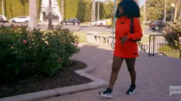 Jupe Actively Black à patchs en relief portée par (Bozoma Saint John) comme on le voit dans The Real Housewives of Beverly Hills (S15E10)