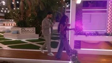 Vaqueros rectos con bolsillos y cordones, lavados vintage en azul Pretty Little Thing, usados por Leanne Amaning en Love Island: All Stars (temporada 3, episodio 27)