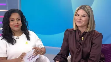 Chemisier Brianna à nœud en satin chocolat de Tuckernuck, porté par Jenna Bush Hager dans l'émission Today with Jenna &amp; Sheinelle le 19 février 2026.